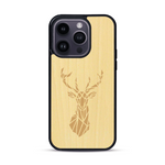Coque de protection en bois véritable fabriquée en France pour  sur le thème de la nature et des animaux représentant une tête de cerf gométrique avec un design moderne et minimaliste