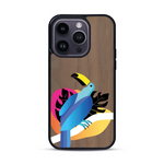 Coque de protection en bois véritable fabriquée en France pour iPhone 14 Pro représentant un toucan coloré avec un design moderne et minimaliste sur le thème de la jungle et de la nature