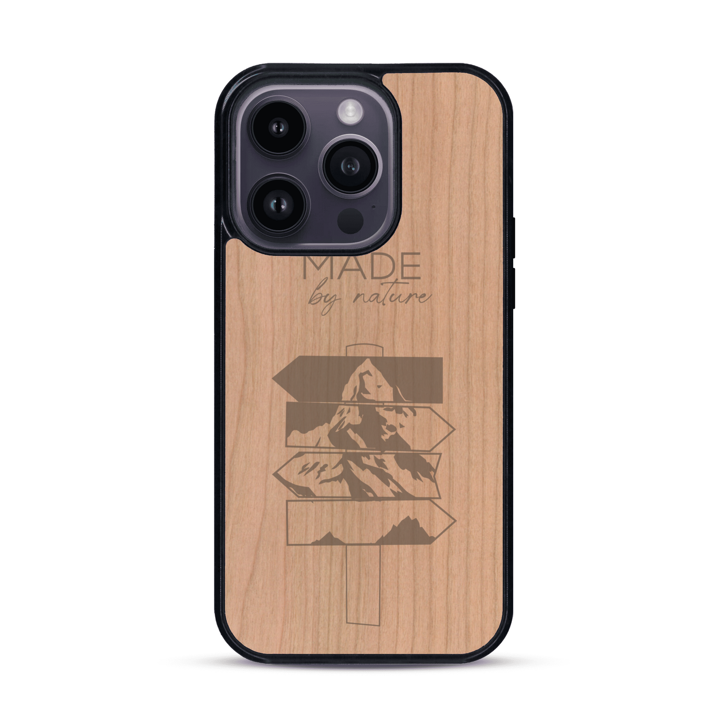 Coque de protection en bois véritable fabriquée en France pour  sur le thème de la nature et des arbres avec une gravure représentant une pomme de pin et la phrase "made by nature"