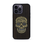 Coque de protection en bois véritable fabriquée en France pour  alliant du chêne fumé avec du métal argenté et doré représentant une tête de mort mexicaine sur le thème Dia de los Muertos