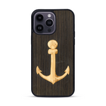 Coque de protection en bois véritable fabriquée en France pour  sur le thème nautique avec un bois clair et un bois foncé représentant une ancre de bateau