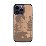 Coque de protection en bois véritable fabriquée en France pour  sur le thème du camping en pleine nature représentant une tente avec un feu de camp entouré de montagnes