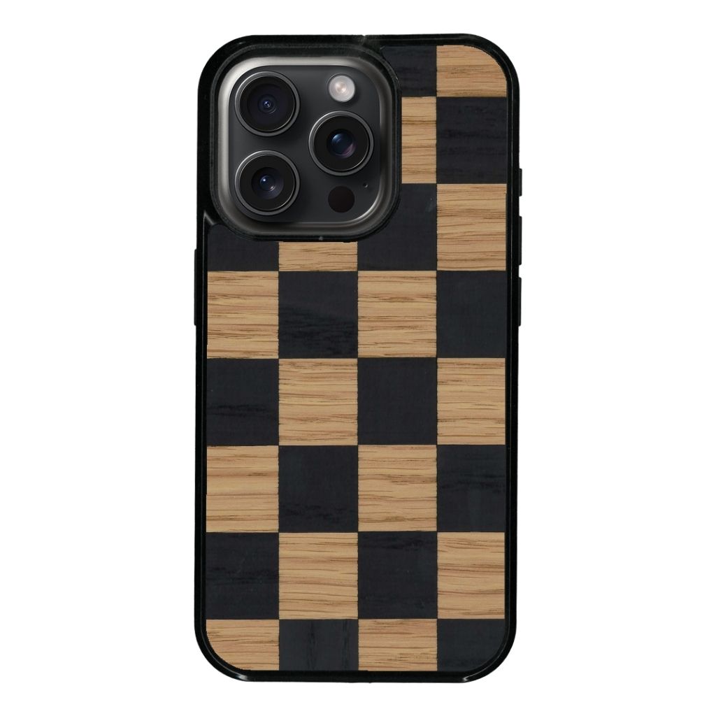 Coque de protection en bois véritable fabriquée en France pour iPhone 14 Pro Max alliant plusieurs essences de bois pour représenter un damier