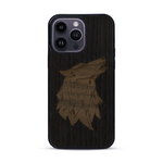 Coque de protection en bois véritable fabriquée en France pour  alliant du chêne fumé et du noyer représentant une tête de loup géométrique de profil sur le thème des animaux et de la nature