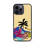 Coque de protection en bois véritable fabriquée en France pour iPhone 14 Pro Max représentant un tigre coloré avec un design moderne et minimaliste sur le thème de la jungle et de la nature
