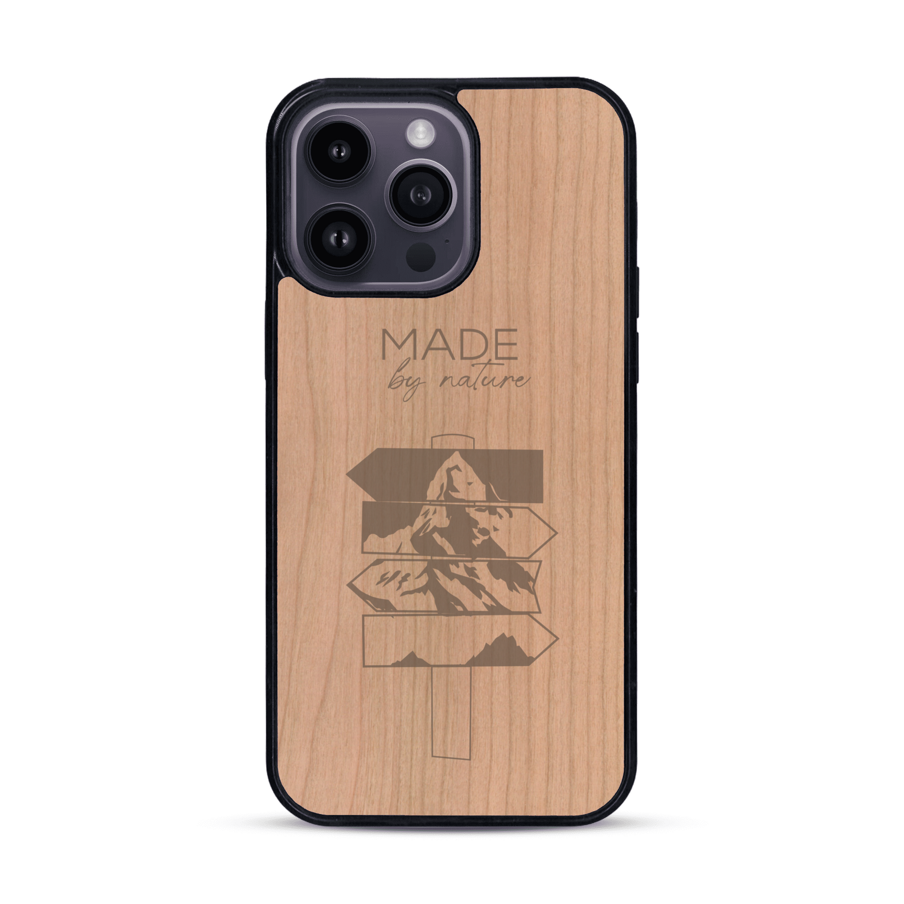 Coque de protection en bois véritable fabriquée en France pour  sur le thème de la nature et des arbres avec une gravure représentant une pomme de pin et la phrase "made by nature"