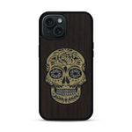 Coque de protection en bois véritable fabriquée en France pour  alliant du chêne fumé avec du métal argenté et doré représentant une tête de mort mexicaine sur le thème Dia de los Muertos