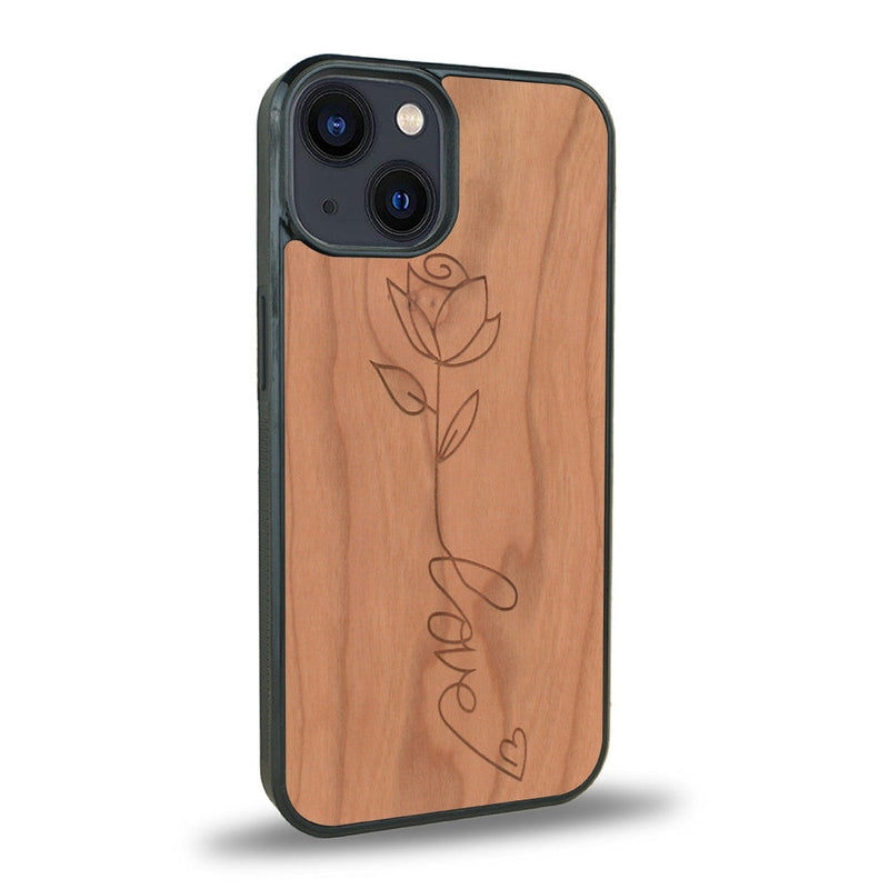 Coque de protection en bois véritable fabriquée en France pour iPhone 15 Plus sur le thème de la fête des mères avec un motif représentant une fleur dont la tige forme le mot "love"