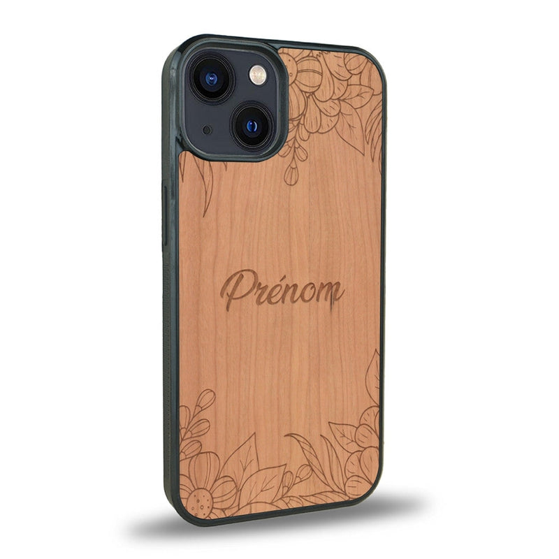 Coque de protection en bois véritable fabriquée en France pour iPhone 15 Plus sur le thème de la fête des mères avec un motif représentant des fleurs et des feuilles