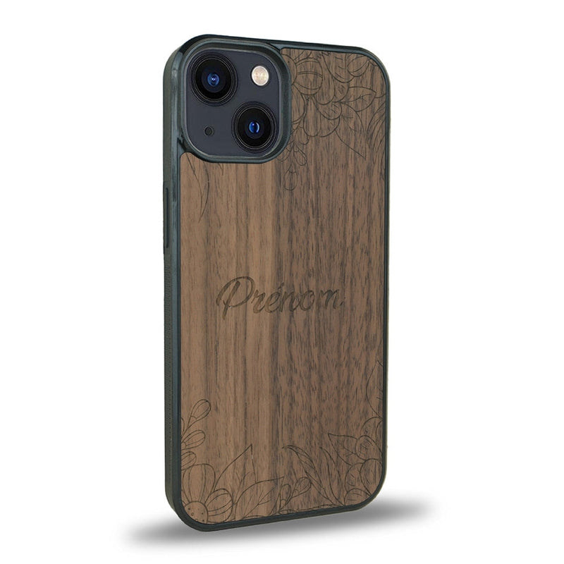 Coque de protection en bois véritable fabriquée en France pour iPhone 15 Plus sur le thème de la fête des mères avec un motif représentant des fleurs et des feuilles