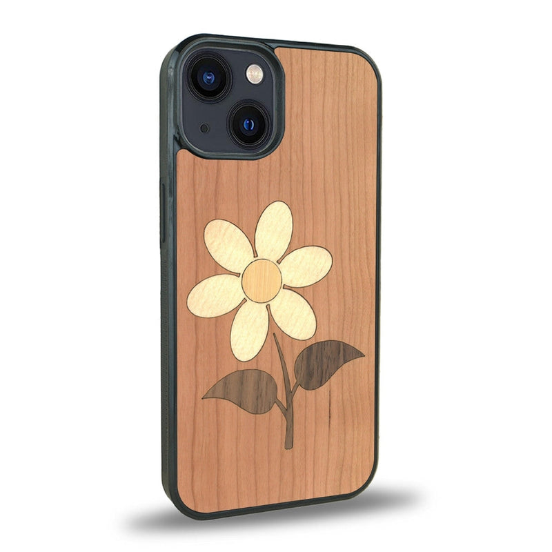Coque de protection en bois véritable fabriquée en France pour iPhone 15 Plus alliant plusieurs essences de bois pour représenter une marguerite