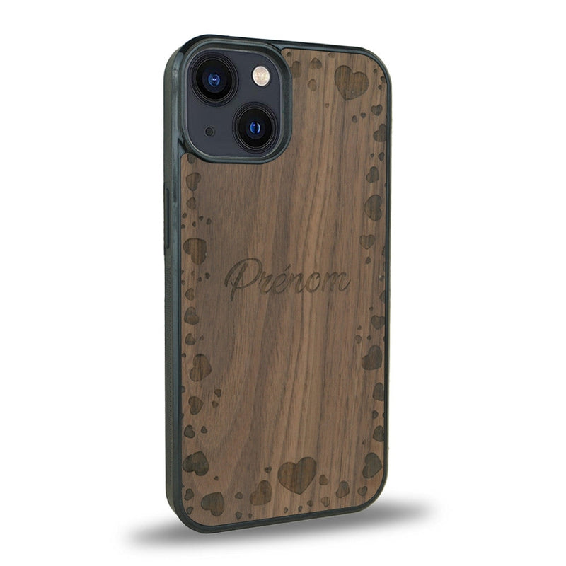 Coque de protection en bois véritable fabriquée en France pour iPhone 15 Plus sur le thème de la fête des mères avec un motif représentant des coeurs et des feuilles