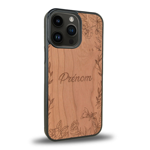 Coque de protection en bois véritable fabriquée en France pour iPhone 15 Pro sur le thème de la fête des mères avec un motif représentant des fleurs et des feuilles