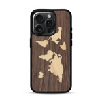 Coque de protection en bois véritable fabriquée en France pour  alliant du bambou et du noyer sur le thème du voyage et de l'aventure représentant une mappemonde