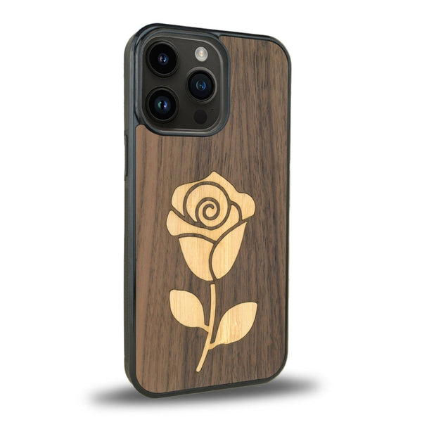 Coque de protection en bois véritable fabriquée en France pour iPhone 15 Pro alliant plusieurs essences de bois pour représenter une rose