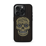 Coque de protection en bois véritable fabriquée en France pour  alliant du chêne fumé avec du métal argenté et doré représentant une tête de mort mexicaine sur le thème Dia de los Muertos