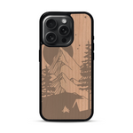 Coque de protection en bois véritable fabriquée en France pour  sur le thème du camping en pleine nature représentant une tente avec un feu de camp entouré de montagnes