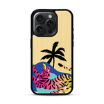 Coque de protection en bois véritable fabriquée en France pour iPhone 15 Pro représentant un tigre coloré avec un design moderne et minimaliste sur le thème de la jungle et de la nature