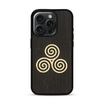 Coque de protection en bois véritable fabriquée en France pour  alliant du chêne fumé et du bambou et doré représentant un triskell