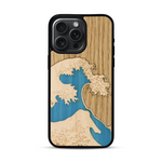 Coque de protection en bois véritable fabriquée en France pour  alliant plusieurs essences de bois pour représenter la célèbre grande vague de Kanagawa