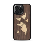 Coque de protection en bois véritable fabriquée en France pour  alliant du bambou et du noyer sur le thème du voyage et de l'aventure représentant une mappemonde