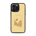 Coque de protection en bois véritable fabriquée en France pour  sur le thème du camping en pleine nature et du bivouac avec la phrase "Aventure is out there"