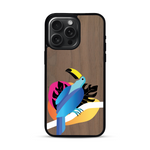 Coque de protection en bois véritable fabriquée en France pour iPhone 15 Pro Max représentant un toucan coloré avec un design moderne et minimaliste sur le thème de la jungle et de la nature