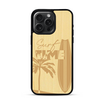 Coque de protection en bois véritable fabriquée en France pour  sur le thème chill avec un motif représentant une silouhette tenant une planche de surf sur une plage entouré de palmiers et les mots "Surf Time Long Beach Miami"