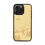 Coque de protection en bois véritable fabriquée en France pour  sur le thème de la montagne, du ski et de la neige avec un motif représentant une paire de ski plantée dans la neige avec en fond des montagnes enneigées