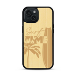 Coque de protection en bois véritable fabriquée en France pour  sur le thème chill avec un motif représentant une silouhette tenant une planche de surf sur une plage entouré de palmiers et les mots "Surf Time Long Beach Miami"