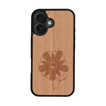 Coque de protection en bois véritable fabriquée en France pour iPhone 16 Plus sur le thème des fleurs et de la montagne avec un motif de gravure représentant les pétales d'une fleur des montagnes