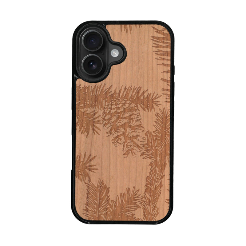 Coque de protection en bois véritable fabriquée en France pour iPhone 16 sur le thème de la nature des arbres avec un motif de gravure représentant des épines de sapin et des pommes de pin