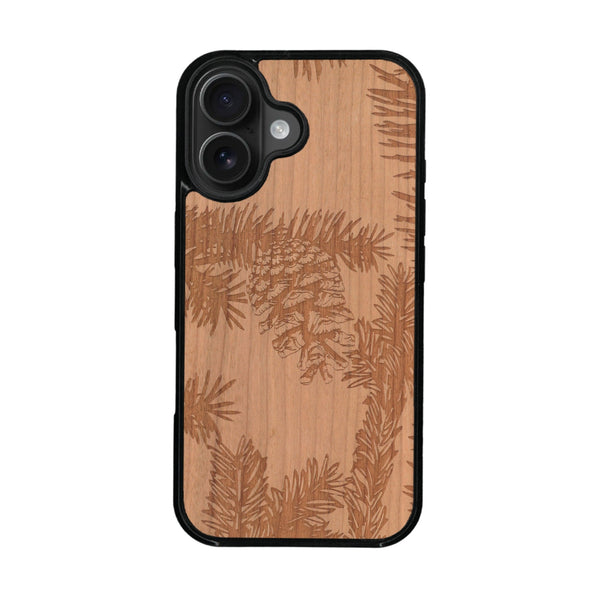 Coque de protection en bois véritable fabriquée en France pour iPhone 16 Plus sur le thème de la nature des arbres avec un motif de gravure représentant des épines de sapin et des pommes de pin