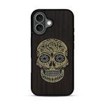 Coque de protection en bois véritable fabriquée en France pour  alliant du chêne fumé avec du métal argenté et doré représentant une tête de mort mexicaine sur le thème Dia de los Muertos
