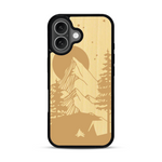 Coque de protection en bois véritable fabriquée en France pour  sur le thème du camping en pleine nature représentant une tente avec un feu de camp entouré de montagnes