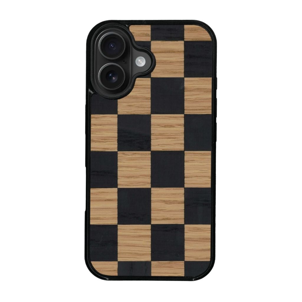 Coque de protection en bois véritable fabriquée en France pour iPhone 16 alliant plusieurs essences de bois pour représenter un damier