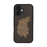 Coque de protection en bois véritable fabriquée en France pour iPhone 16 Plus alliant du chêne fumé et du noyer représentant une tête de loup géométrique de profil sur le thème des animaux et de la nature