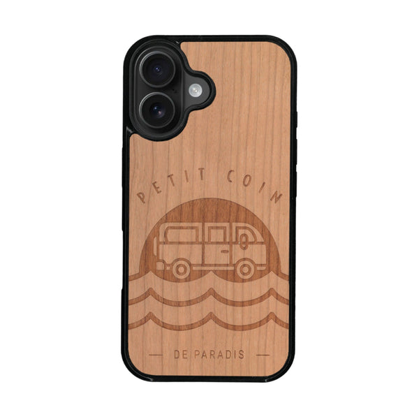 Coque de protection en bois véritable fabriquée en France pour iPhone 16 Plus sur le thème des voyages en vans, vanlife et chill avec une gravure représentant un van vw combi devant le soleil couchant sur une plage avec des vagues