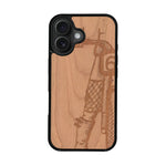 Coque de protection en bois véritable fabriquée en France pour iPhone 16 Plus représentant une vue de face d'une femme sur une moto vintage dessinée à la main par l'artiste Maud Dabs