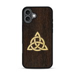 Coque de protection en bois véritable fabriquée en France pour  alliant du chêne fumé et du bambou représentant une triquetra