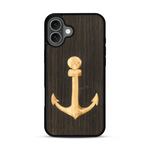 Coque de protection en bois véritable fabriquée en France pour  sur le thème nautique avec un bois clair et un bois foncé représentant une ancre de bateau