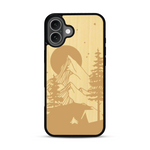 Coque de protection en bois véritable fabriquée en France pour  sur le thème du camping en pleine nature représentant une tente avec un feu de camp entouré de montagnes