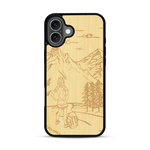 Coque de protection en bois véritable fabriquée en France pour  sur le thème de la randonnée en montagne et de l'aventure avec une gravure représentant une femme de dos face à un paysage de nature