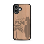 Coque de protection en bois véritable fabriquée en France pour  sur le thème chill avec un motif représentant une silouhette tenant une planche de surf sur une plage entouré de palmiers et les mots "Surf Time Long Beach Miami"