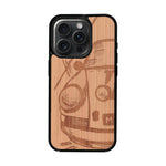 Coque de protection en bois véritable fabriquée en France pour iPhone 16 Pro Max sur le thème de l'automobile avec une authentique Porsche
