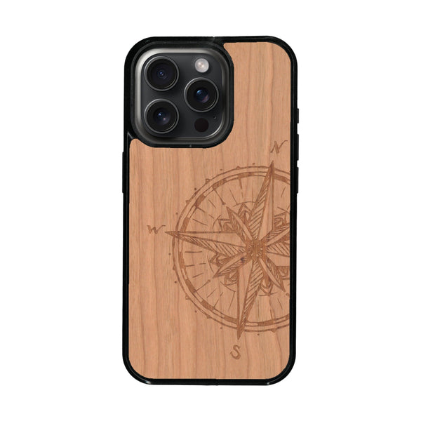 Coque de protection en bois véritable fabriquée en France pour iPhone 16 Pro Max avec une gravure "rose des vents" sur le thème nautique et de l'océan qui s'inspire des boussoles de pirate