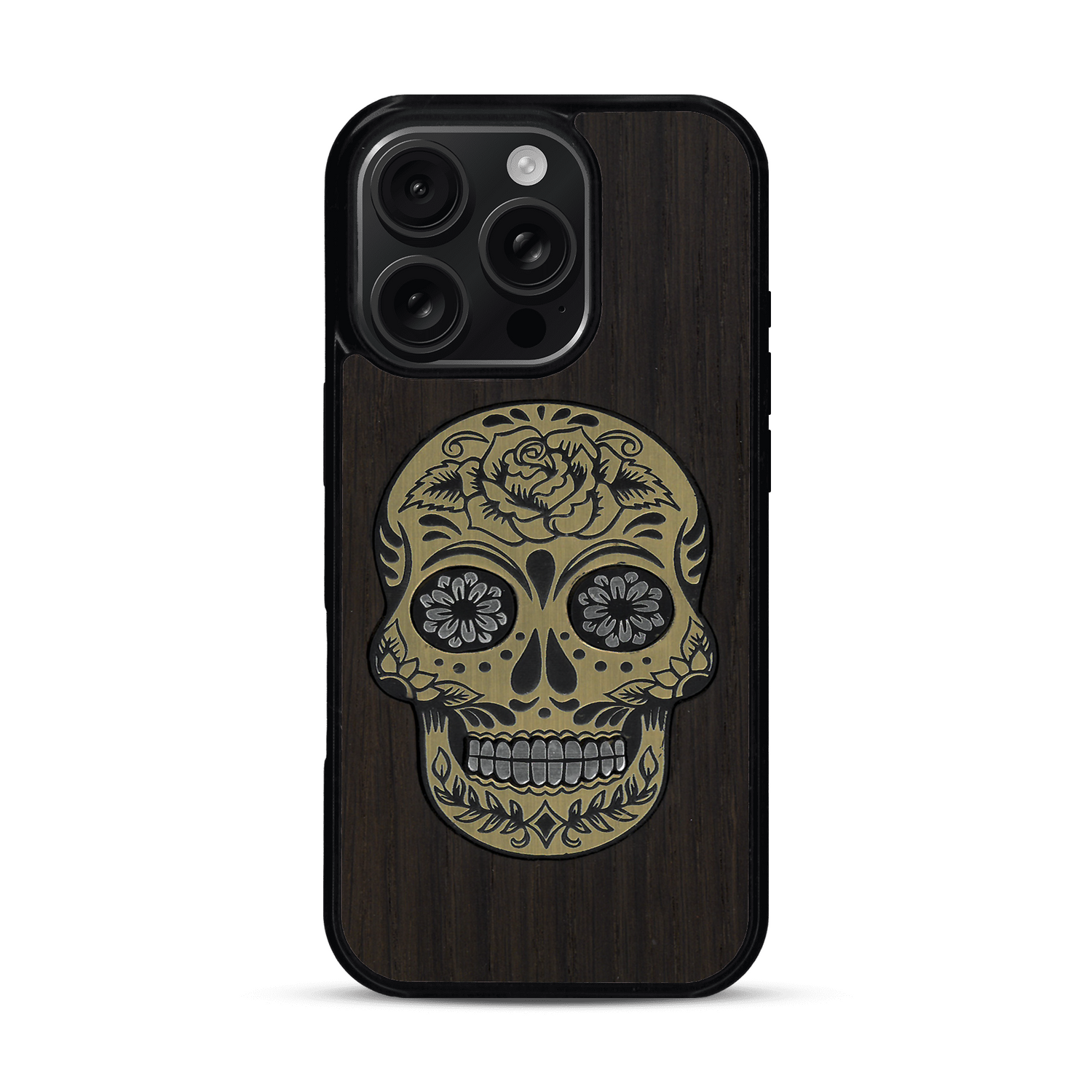 Coque de protection en bois véritable fabriquée en France pour  alliant du chêne fumé avec du métal argenté et doré représentant une tête de mort mexicaine sur le thème Dia de los Muertos