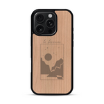 Coque de protection en bois véritable fabriquée en France pour  sur le thème du camping en pleine nature et du bivouac avec la phrase "Aventure is out there"