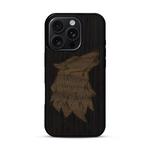 Coque de protection en bois véritable fabriquée en France pour  alliant du chêne fumé et du noyer représentant une tête de loup géométrique de profil sur le thème des animaux et de la nature