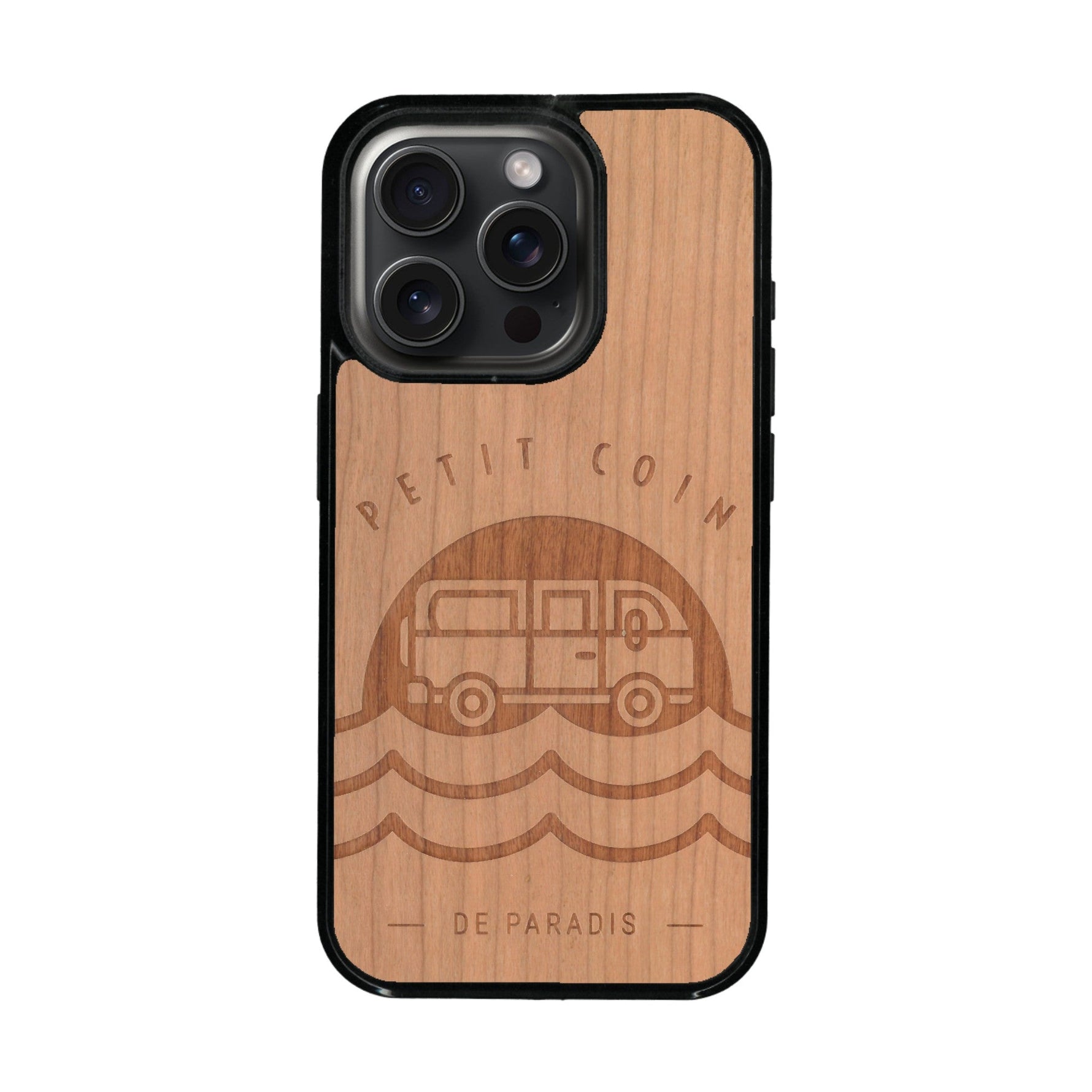 Coque de protection en bois véritable fabriquée en France pour iPhone 16 Pro + MagSafe® sur le thème des voyages en vans, vanlife et chill avec une gravure représentant un van vw combi devant le soleil couchant sur une plage avec des vagues